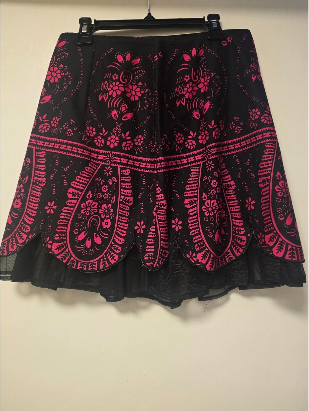 Metrostyle black and Fuschia mini skirt